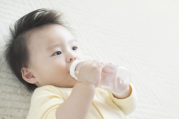 Trẻ sơ sinh uống nước được không?