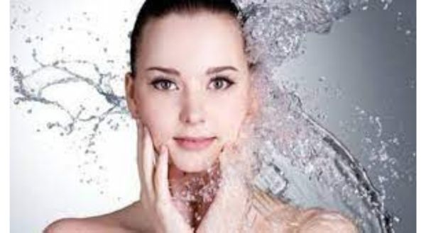 Uống nước đủ giúp đẹp da và giảm nếp nhăn